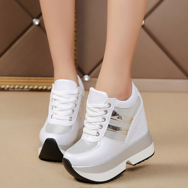 Модерни дамски кецове с  висока платформа в два цвята 