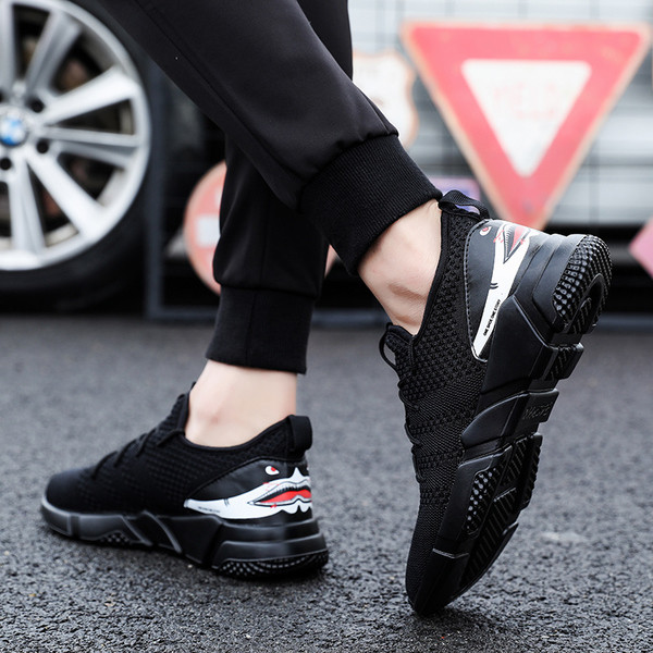 NOI adidași moderni și confortabili pentru bărbați cu aplicare rechin în culoarea neagră