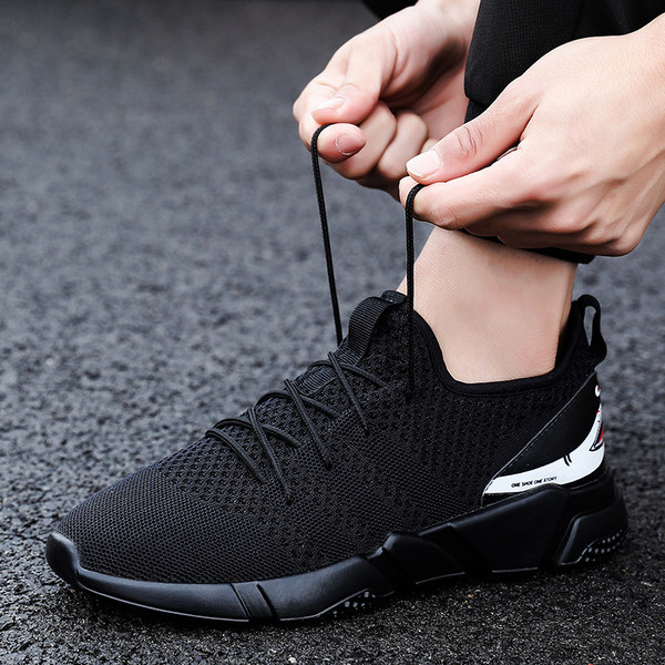 NOI adidași moderni și confortabili pentru bărbați cu aplicare rechin în culoarea neagră