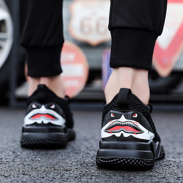 NOI adidași moderni și confortabili pentru bărbați cu aplicare rechin în culoarea neagră