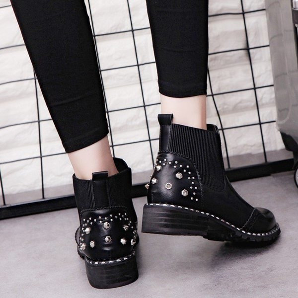 Дамски боти в черен цвят с метални капси - два модела