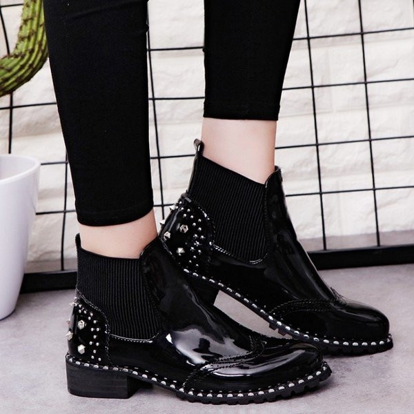 Дамски боти в черен цвят с метални капси - два модела