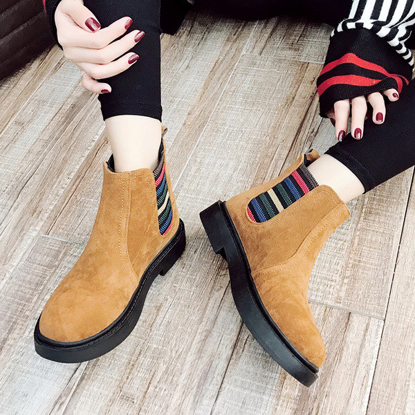 Γυναικείες μπότες με έγχρωμη διακόσμηση σε μαύρο και καφέ χρώμα