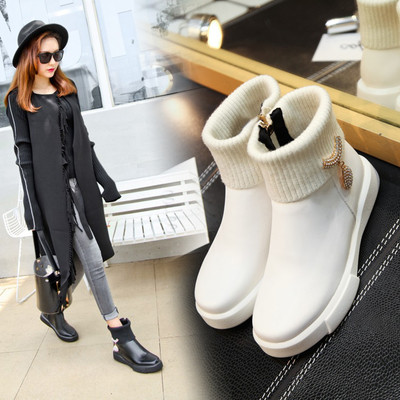 Άνετες γυναικείες μπότες λευκές και μαύρες με διακόσμηση