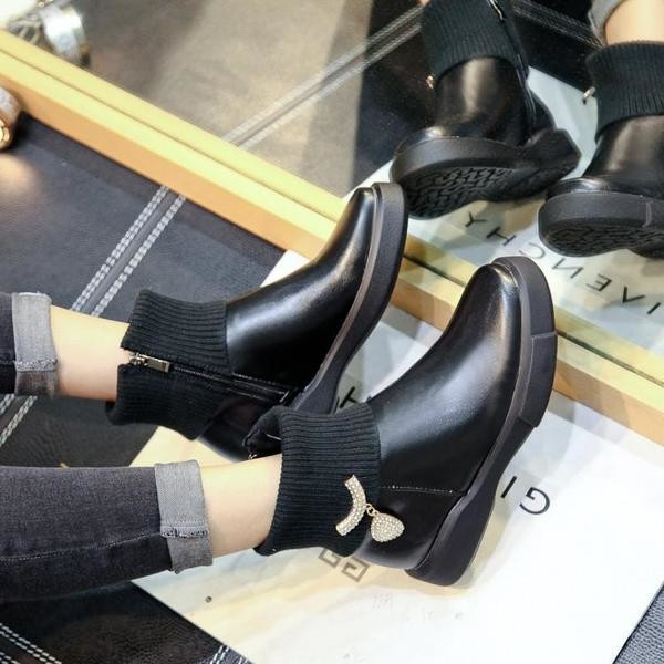 Άνετες γυναικείες μπότες λευκές και μαύρες με διακόσμηση