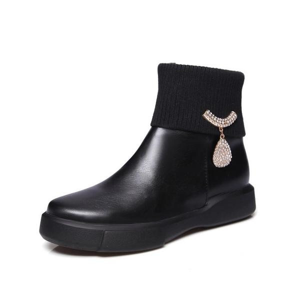 Άνετες γυναικείες μπότες λευκές και μαύρες με διακόσμηση