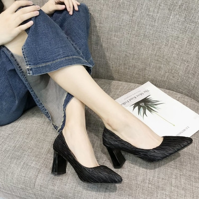 Дамски обувки в три цвята с висок ток