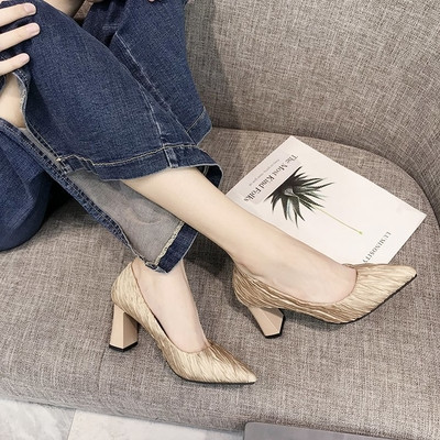 Дамски обувки в три цвята с висок ток