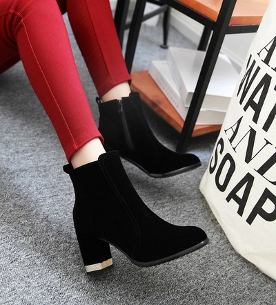 Γυναικείες μπότες τις μόδας σε κόκκινο και μαύρο χρώμα