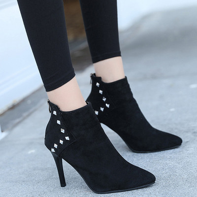 Κομψές γυναικέιες μπότες με  μεταλλικά τρουξ σε μαύρο και καφέ χρώμα