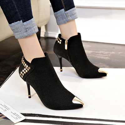Γυναικείες μπότες με μεταλλικά στοιχεία και λεπτό τακούνι σε μαύρο και καφέ χρώμα
