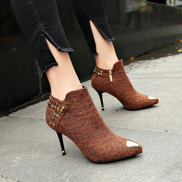 Дамски боти с метални елементи и тънък ток в черен и кафяв цвят