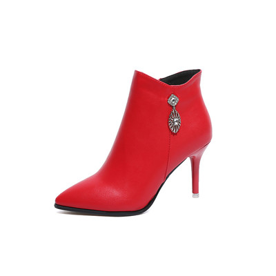 Κυρίες μπότες με μεταλλική διακόσμηση και λεπτό τακούνι σεμαύρο και κόκκινο χρώμα