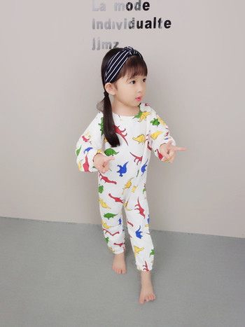 Памучна детска пижама за момиче с апликации в светъл цвят