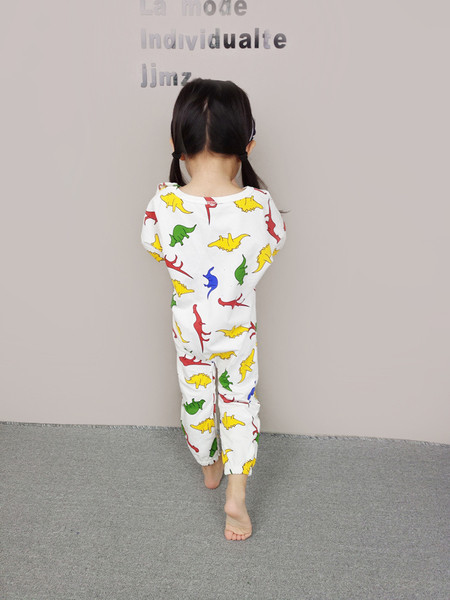 Pijamale copii din bumbac pentru fata cu aplicatii in culoare deschisa