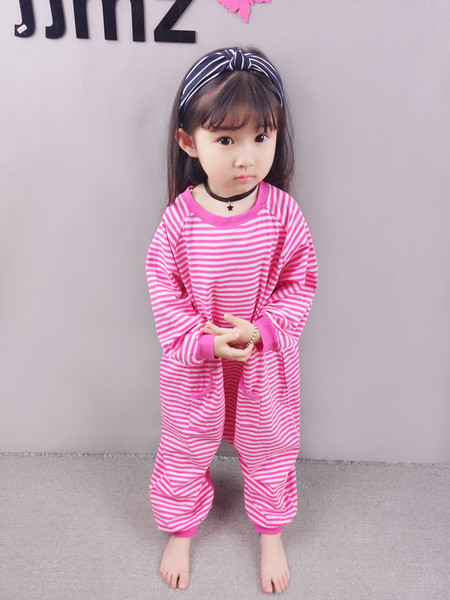 Pijamale pentru copii în dungi pentru o fată cu fermoar și buzunare în albastru și roșu