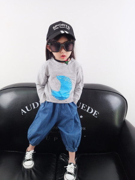 Set modern pentru fete pentru copii care include o bluză cu mâneci lungi în dungi + blugi largi