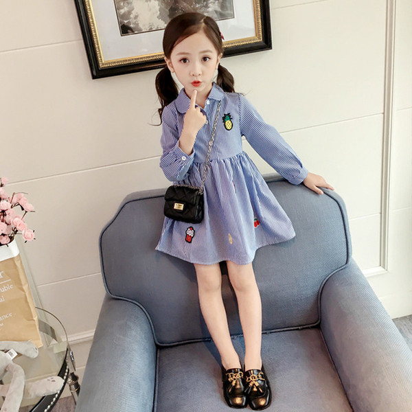 Стилна детска рокля разкроен модел  с елемент цветна бродерия в два цвята 