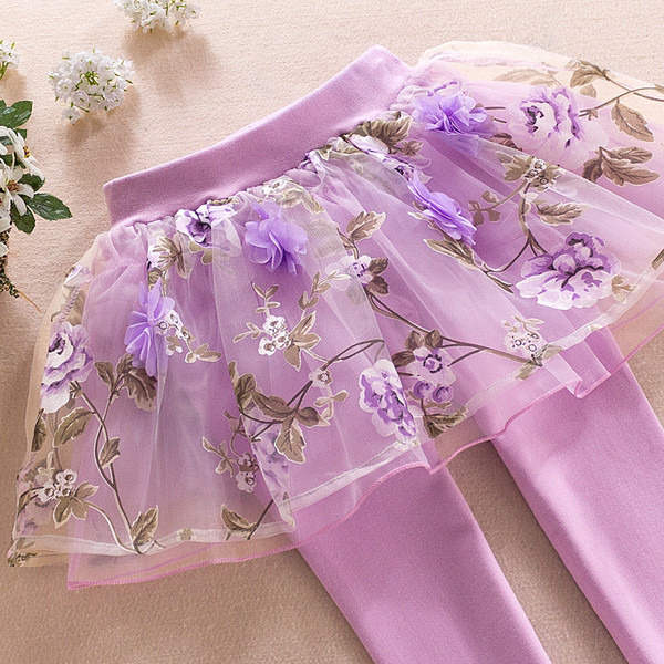 Fusta-pantaloni copii in mai multe culori cu dantela si decor floral