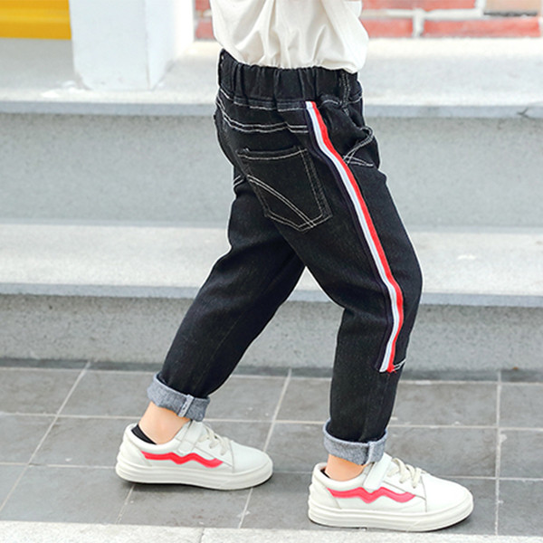 Παιδικά τζιν σε σκούρο χρώμα με ελαστική μέση για αγόρια