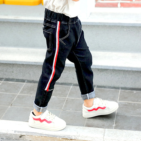 Παιδικά τζιν σε σκούρο χρώμα με ελαστική μέση για αγόρια