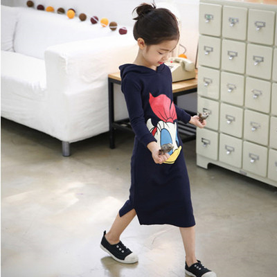 Спортно-ежедневна детска рокля с качулка и цветна апликация