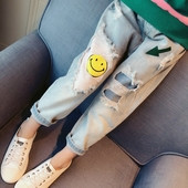 Blugi pentru copii cu motive rupte si aplicatii in culoare deschisa