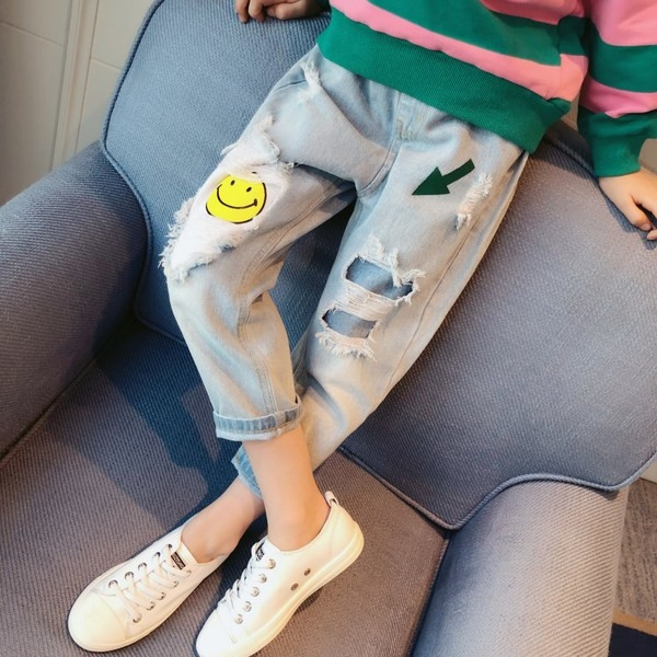 Blugi pentru copii cu motive rupte si aplicatii in culoare deschisa