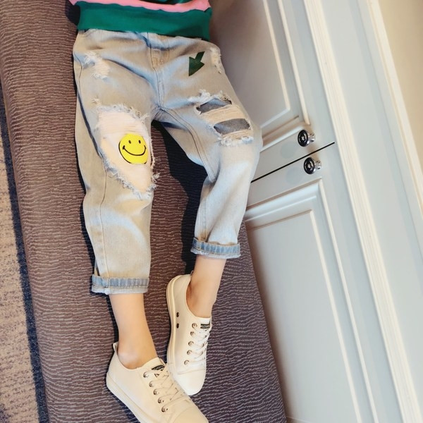 Blugi pentru copii cu motive rupte si aplicatii in culoare deschisa