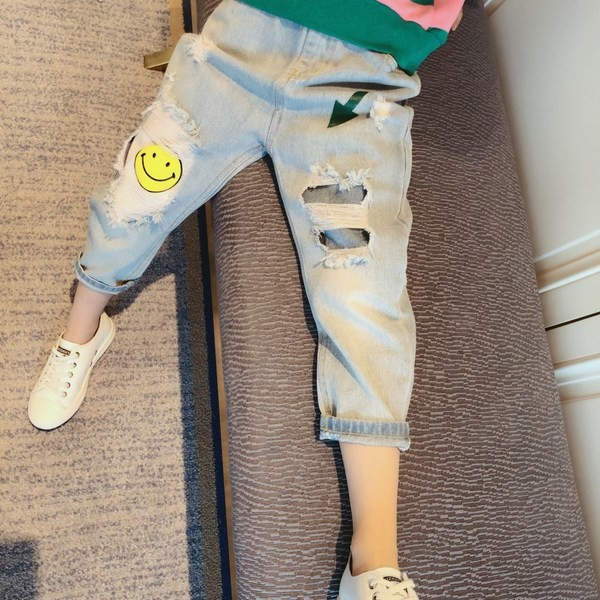 Blugi pentru copii cu motive rupte si aplicatii in culoare deschisa