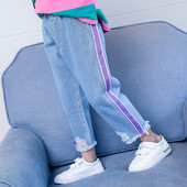 Gyerekfarmer lánynak szakadt motívumokkal, színes szegéllyel