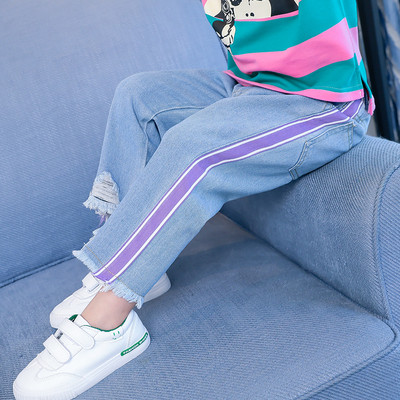 Gyerekfarmer lánynak szakadt motívumokkal, színes szegéllyel