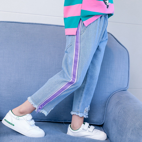 Gyerekfarmer lánynak szakadt motívumokkal, színes szegéllyel