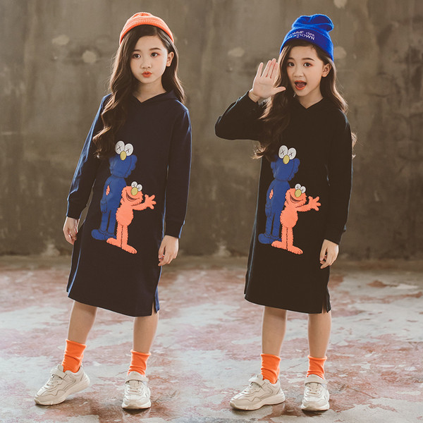 Rochie casual pentru copii cu gluga si aplicatie colorata