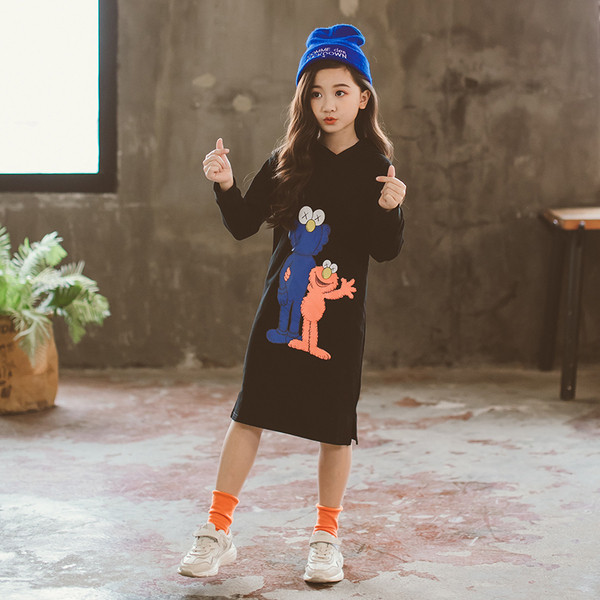 Rochie casual pentru copii cu gluga si aplicatie colorata