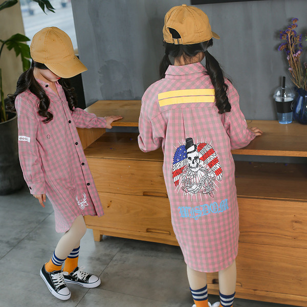 Cămașă modernă în carouri pentru copii model lung cu aplicație colorată pe spate