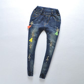 Blugi de copii pentru o fata cu ciucuri colorati si motive rupte