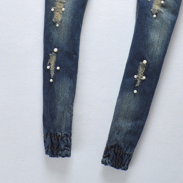 Blugi de copii pentru o fata cu ciucuri colorati si motive rupte