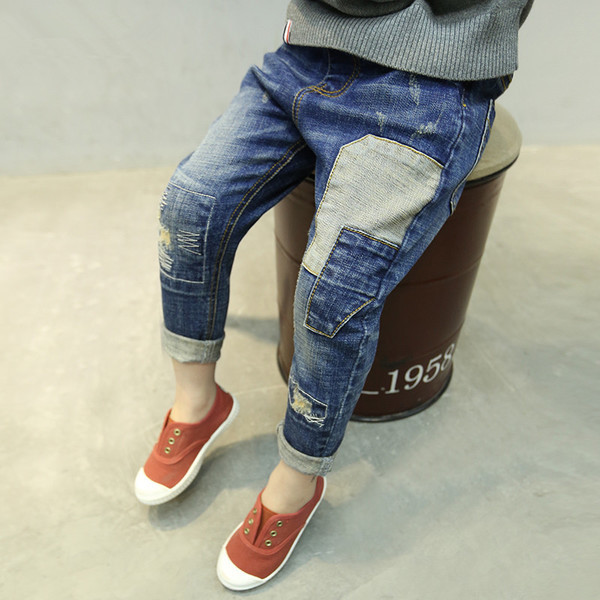 Blugi actuali in culoare inchisa pentru baieti