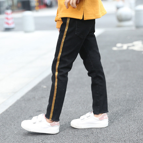 Modern gyerekfarmer fekete ruhás lánynak, arany szegéllyel