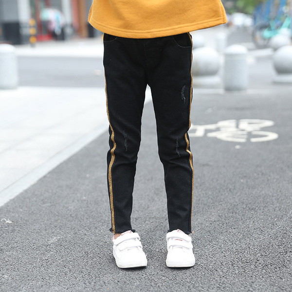 Modern gyerekfarmer fekete ruhás lánynak, arany szegéllyel