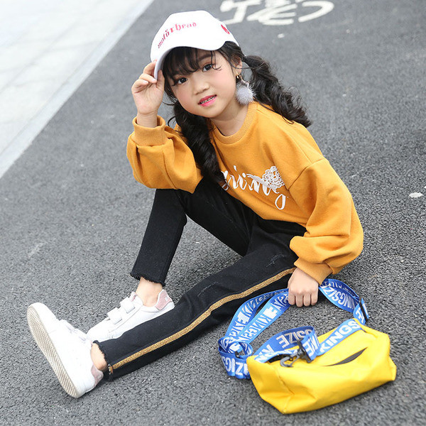 Modern gyerekfarmer fekete ruhás lánynak, arany szegéllyel