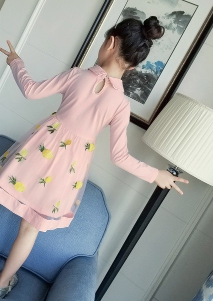 Модерна детска рокля разкроен модел с цветна бродерия в два цвята 