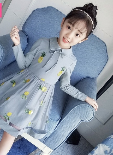 Модерна детска рокля разкроен модел с цветна бродерия в два цвята 