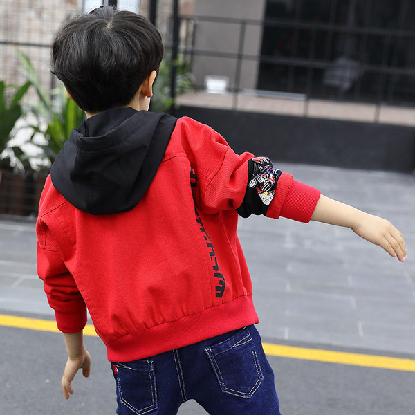 Детско яка широк модел с качулка, надпис и щампа на ръкавите