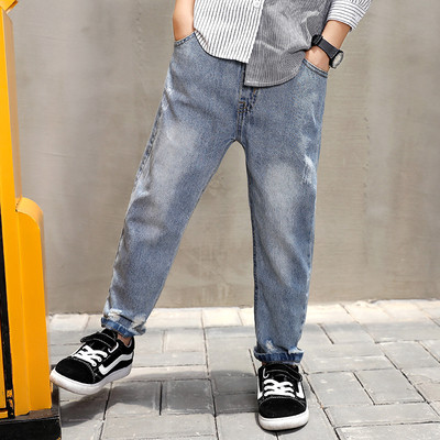 Παιδικά τζιν  μοντέλο σε ανοιχτό χρώμα για αγόρια