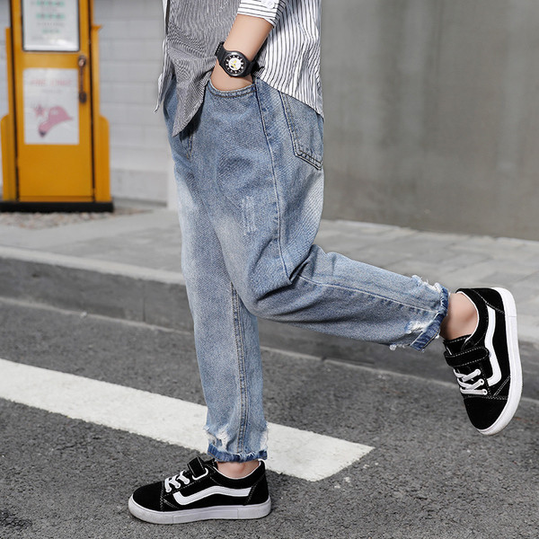 Παιδικά τζιν  μοντέλο σε ανοιχτό χρώμα για αγόρια