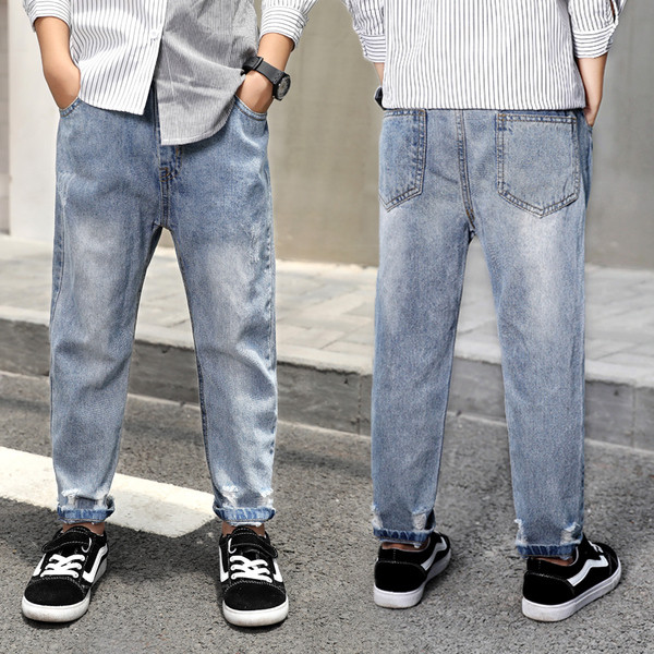 Παιδικά τζιν  μοντέλο σε ανοιχτό χρώμα για αγόρια