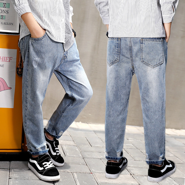 Παιδικά τζιν  μοντέλο σε ανοιχτό χρώμα για αγόρια