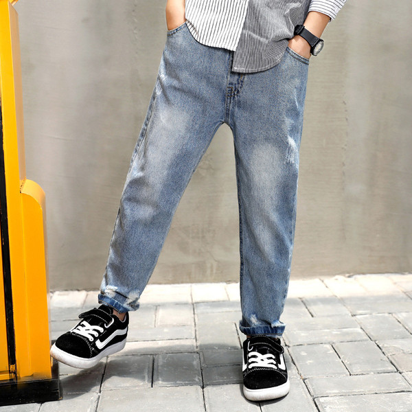 Παιδικά τζιν  μοντέλο σε ανοιχτό χρώμα για αγόρια